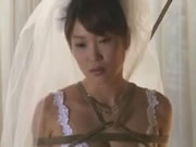 日本花嫁被粗暴綁在地上掙扎