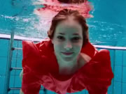 歐洲紅髮洋妞喜歡在游泳池裡游泳